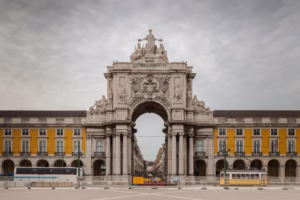 Площад Praça do Comércio и трамвай в Лисабон