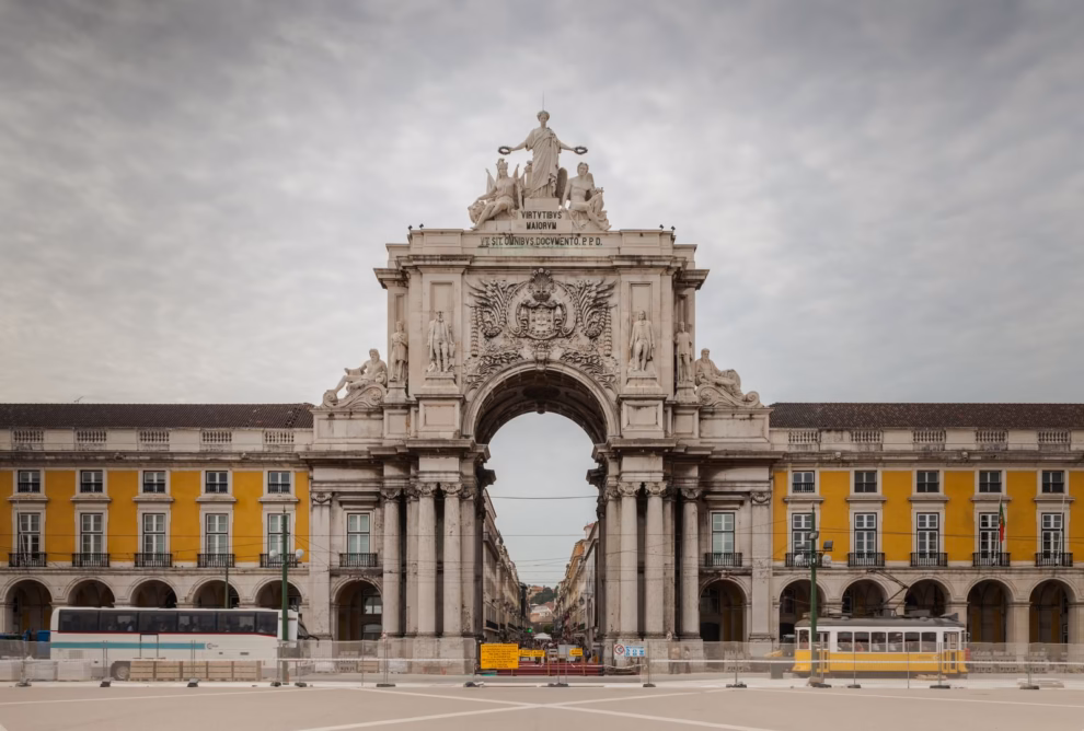 Площад Praça do Comércio и трамвай в Лисабон