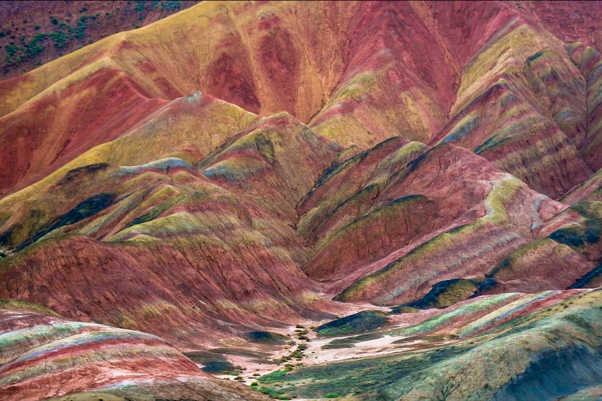 Цветно пътуване: Най-шарените места в света 3 rainbow cliff