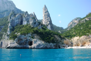 Cala Goloritze в Сардиния с прозрачна вода и скали