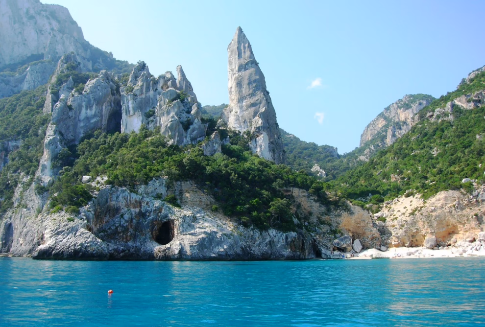 Cala Goloritze в Сардиния с прозрачна вода и скали