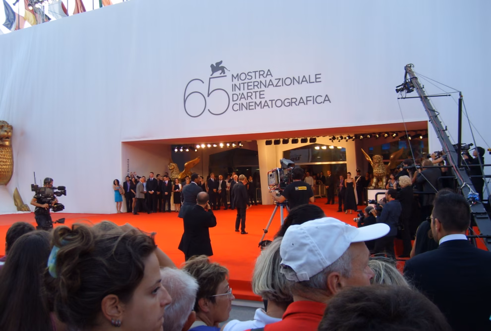 червен килим пред Palazzo del Cinema на Лидо във Венеция